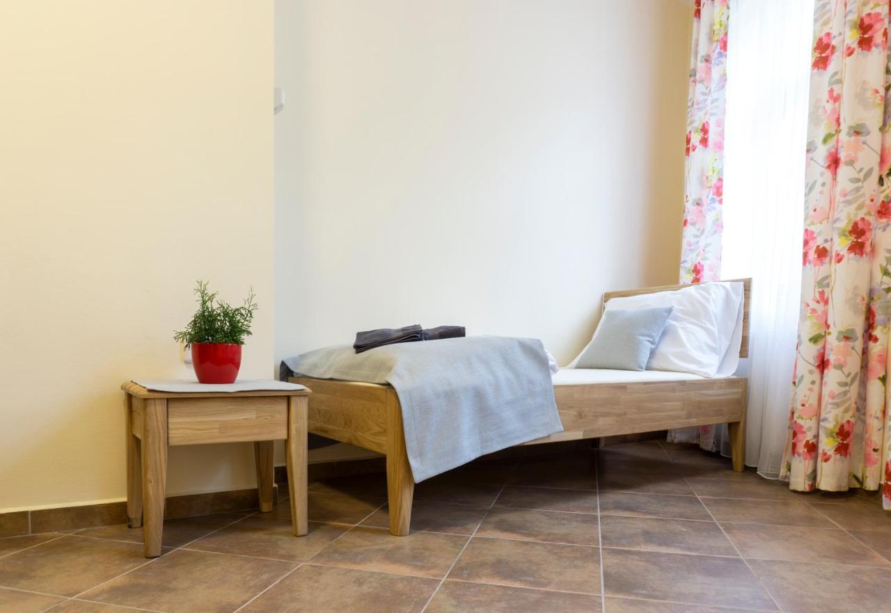 Penzion Ruze Benesov nad Ploucnici Exteriör bild