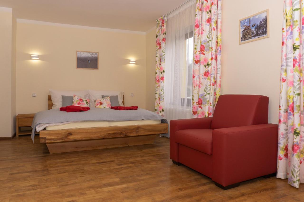 Penzion Ruze Benesov nad Ploucnici Exteriör bild