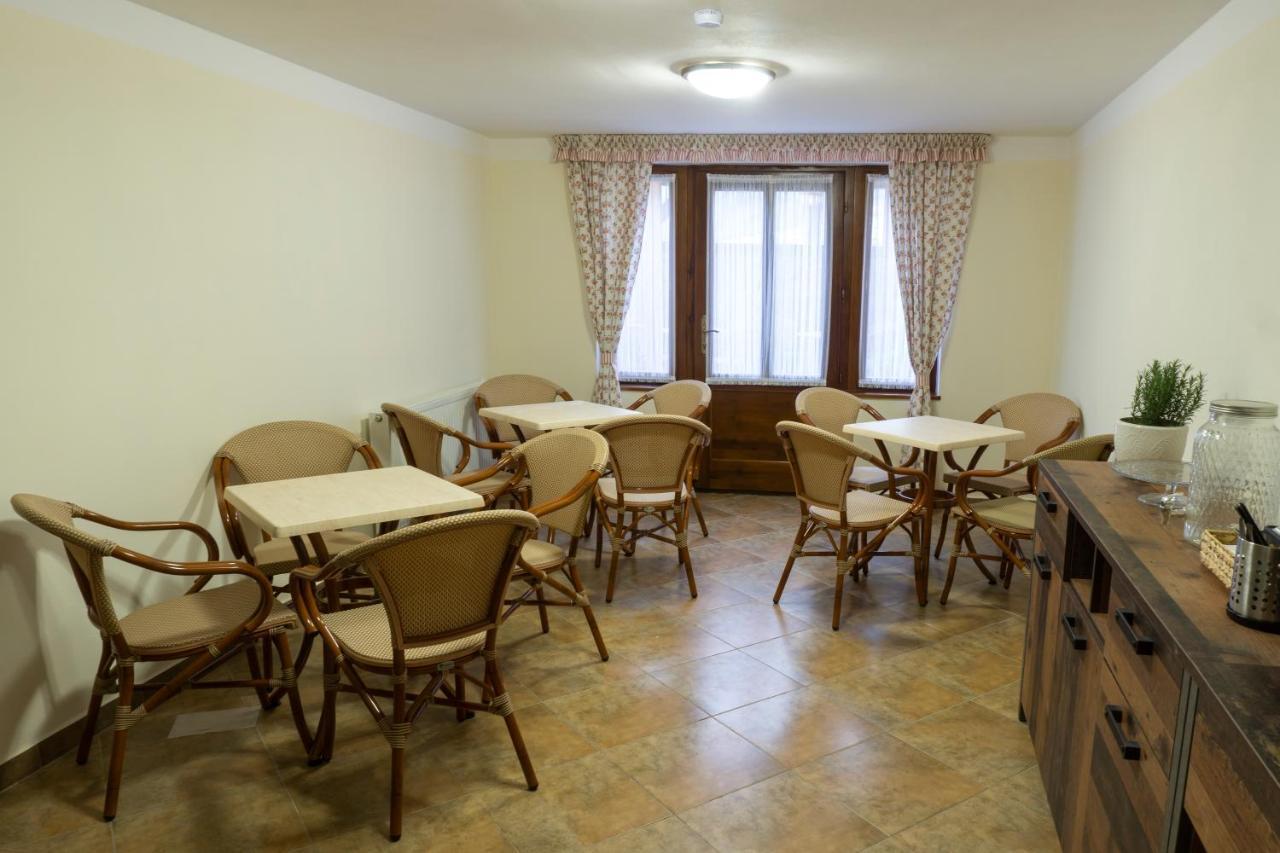 Penzion Ruze Benesov nad Ploucnici Exteriör bild