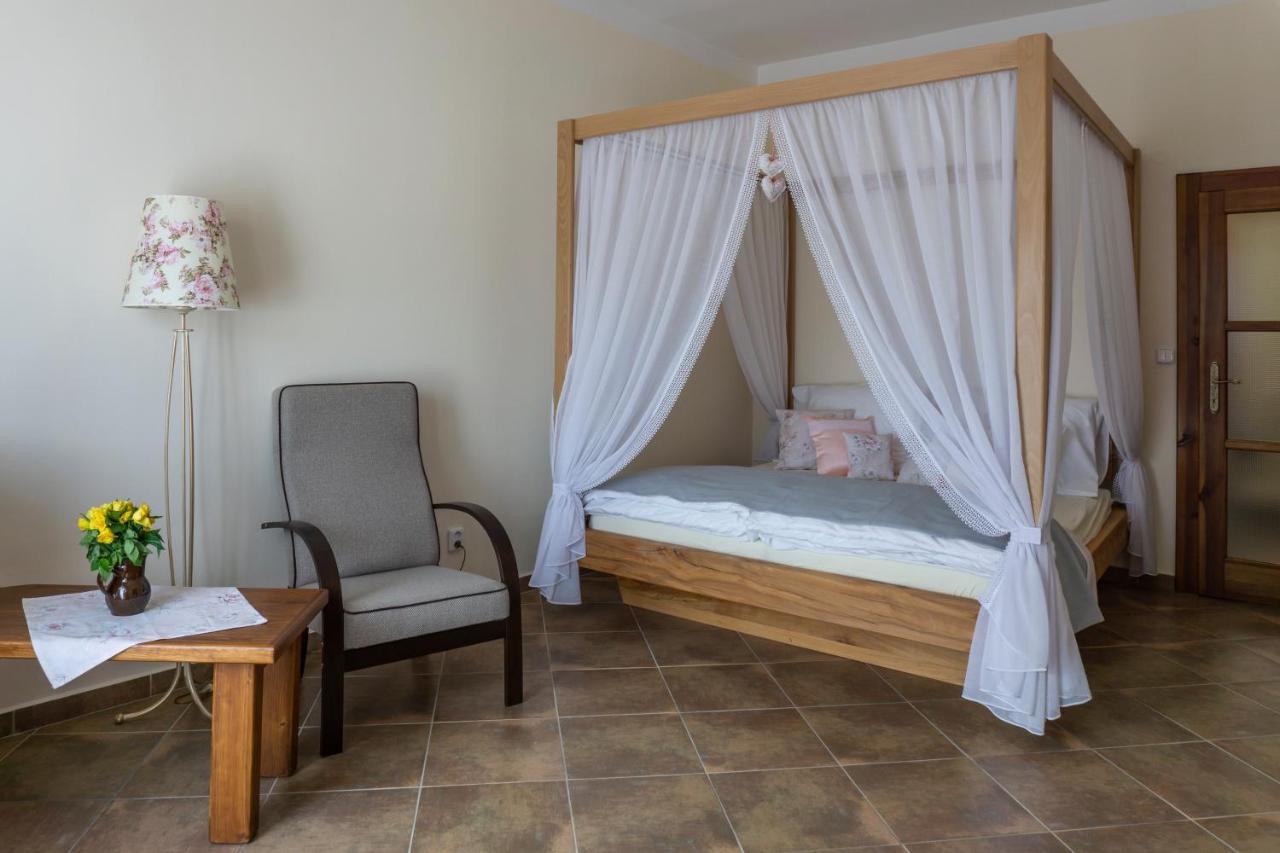Penzion Ruze Benesov nad Ploucnici Exteriör bild